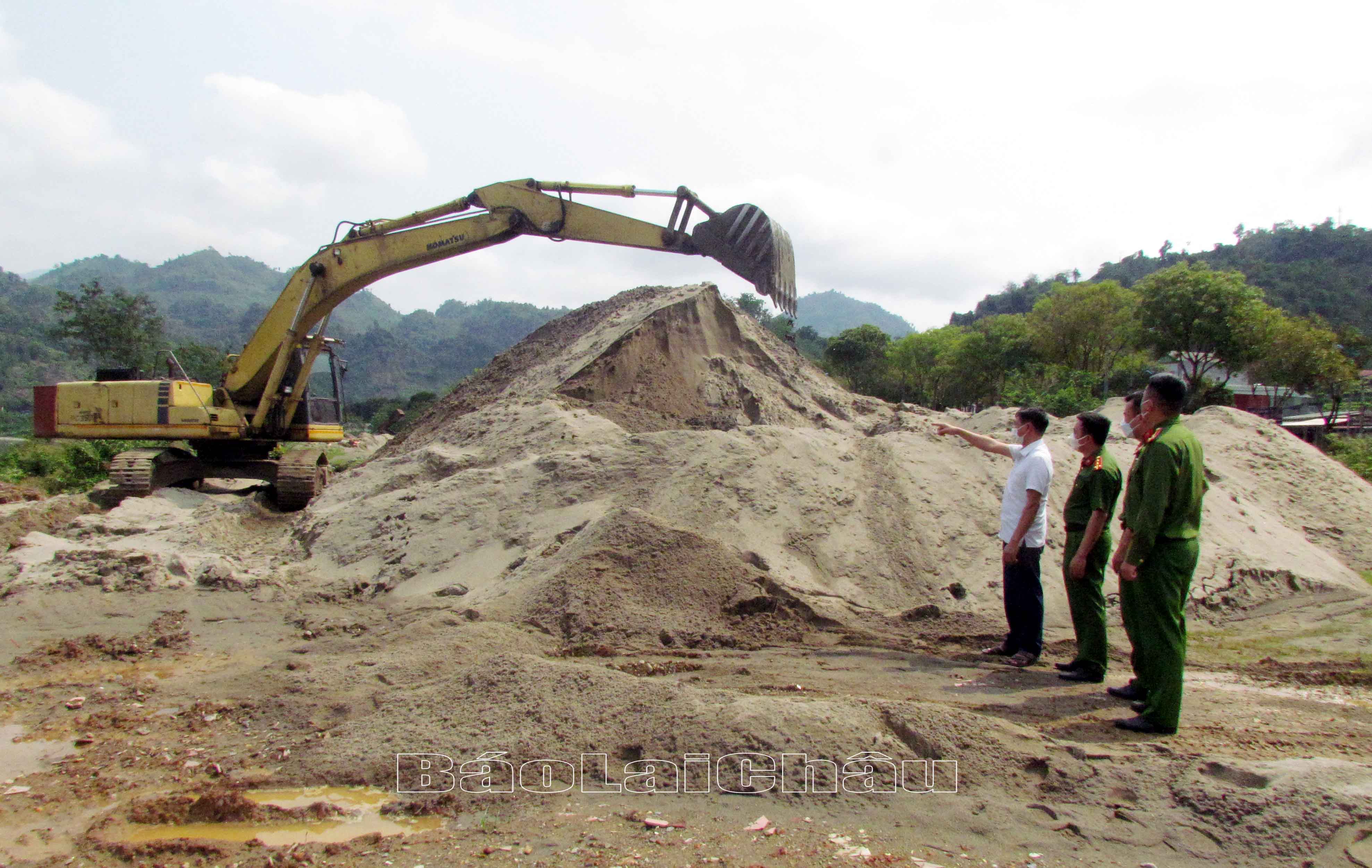 Lực lượng cảnh sát môi trường trong tỉnh nắm tình hình khai thác cát được cấp phép tại thị trấn Phong Thổ. 